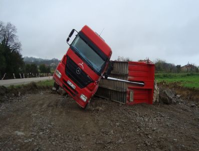 Sinop'ta Taş Yüklü Kamyon Devrildi