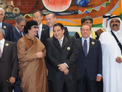 Berlusconi Kaddafi'nin elini neden öptü ?
