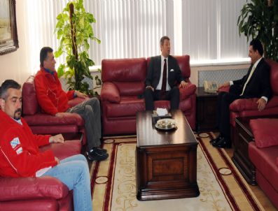 NURI OKUTAN - Vali Okutan Sanatçı Metin Şentürk'ü Makamında Kabul Etti