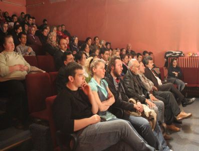 DÜNYA TIYATROLAR GÜNÜ - Zonguldak'ta 'Dullar' Adlı Tiyatro Gösterisi