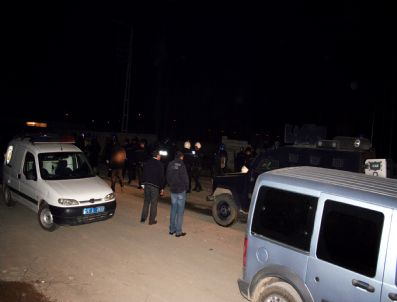 Iğdır'da Terör Örgütü Yandaşları, Lastik Yakıp Polise Taş Attı