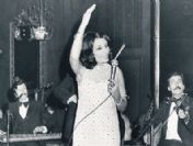 Ölmüş biri yeni çıkan şarkıları seslendirebilecek