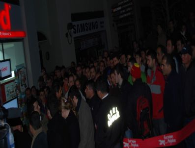 AYDıN MERKEZ - Elektronik Eşya Mağazası Önünde Ucuz Alışveriş Nöbeti