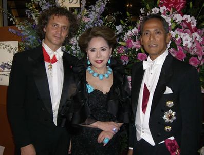 Endonezyalı Lider Sukarno'nun Eşi Dewi Sukarno, Mıllıonaıre Faır'i Kapatarak, Tüm Mücevherleri Satın Aldı