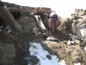 Evi Çöken Yaşlı Kadına Kaymakam Sahip Çıktı