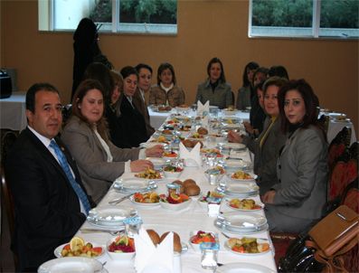 Ak Parti'den kadın hakları zirvesi katılımcılarına yemek