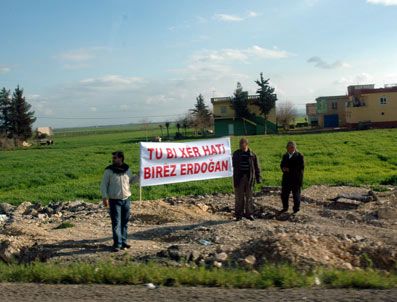 Başbakan Erdoğan'a Kürtçe 'Hoşgeldin' Pankartlı Karşılama