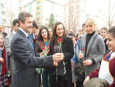 LÜTFULLAH BILGIN - Başkan Tahmazoğlu, Öğretmen Ve Öğrencilere Karanfil Dağıttı