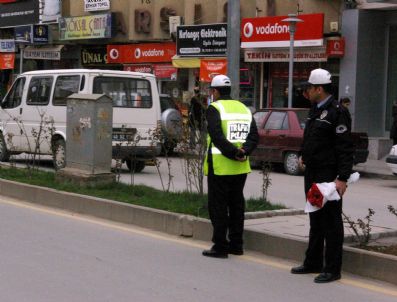OSMAN ÖZTÜRK - Kırşehir Emniyetten Bayan Sürücülere Karanfil