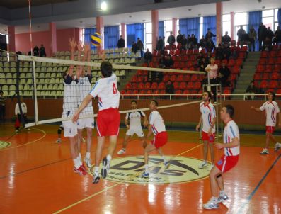 Şahinbey Hem Futbolda Hem Volbeybolda Başarısını Sürdürüyor