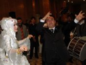 Sosyete Doktorunun Düğününde Dolar Yağdı