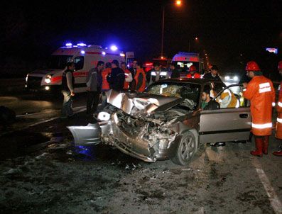 Temizlik Kamyonuna Çarpan Otomobildeki 4 Üniversite Öğrencisi Yaralandı