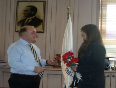 KADıN HAKLARı GÜNÜ - Üniversitedeki Kadın Personele Karanfil Hediye Edildi