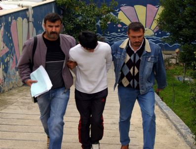 Yola Taş Dizerek Durdurdukları Aracı Soydular