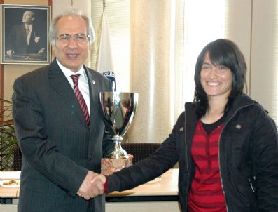 KAYAK ŞAMPİYONASI - Başarılı Sporculardan Rektör Prof. Dr. Ceylan'a Ziyaret