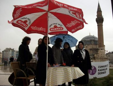 Cumhuriyet Kadınları'ndan İmza Kampanyası