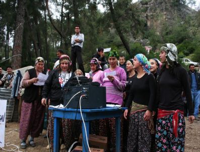 BEYOBASı - Eylemdeki Köylülerden 'Kadınlar Günü' Kutlaması