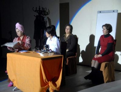 Kadınlar, Dünya Kadınlar Günü İçin İkinci Kez Oyun Sergiledi