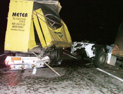 Tır Yol Kenarında Duran Tırlara Çarptı: 1 Ölü