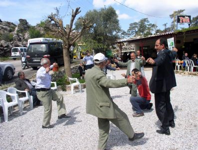 İDRIS İSPIRLI - Danıştay Kararı Köylülere Zeybek Oynattı