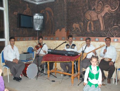 Polisler Sıra Gecesi İle Eğlendi