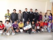 Polisten Öğrencilere Hediye