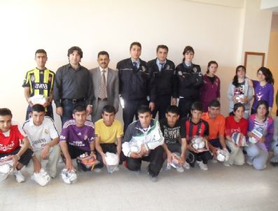 OSMAN GÜNGÖR - Polisten Öğrencilere Hediye