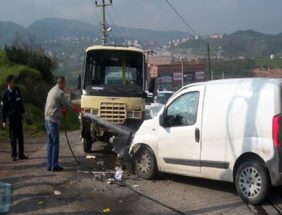 CENGIZ YıLMAZ - Yolcu Minibüsü İle Otomobil Çarpıştı: 2 Yaralı