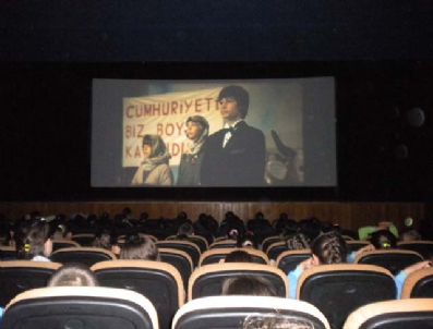 BİROL GÜVEN - Alaplı'da İlköğretim Okulu Öğrencileri 'Dersimiz Atatürk' Filmini İzledi
