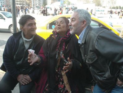 ALİ SÜRMELİ - Ali Sürmeli, Çiçekçi Kadınla Şakalaşırken Kameralara Yakalandı