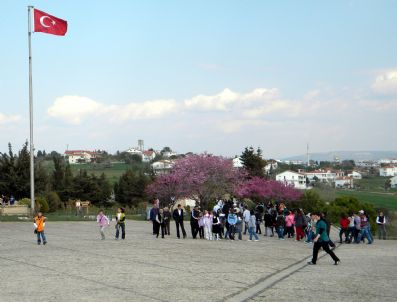 Çanakkale'de Şehitliklere Ziyaretçi Akını