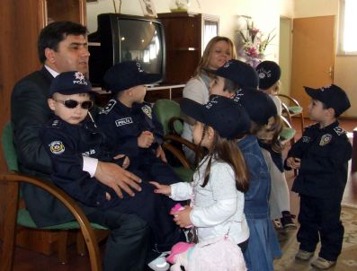 Anaokulu Öğrencileri Emniyet Müdürü Gezer'i Ziyaret Etti