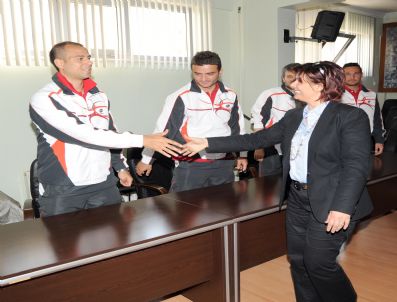 Belediyespor Şampiyonluk Kupasını Başkan Çerçioğlu'na Sundu