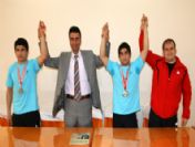 Güreş Şampiyonasında Türkiye Şampiyonu Olan Öğrencilere Okul İdaresinden Ödül