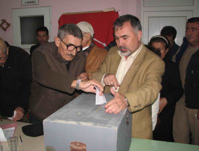 KAMIL ÖZDEMIR - Küçukkuyu'da Chp Belde Başkanı Cumhur Ece Oldu