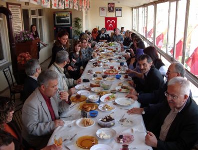 MUSTAFA KARAGÖZ - Söke Mhp'den Şehit Ailelerine Kahvaltı