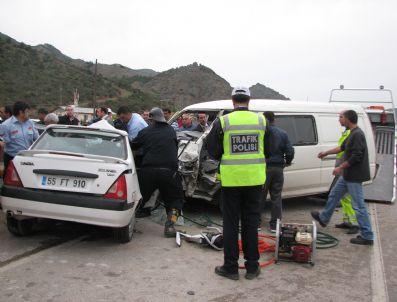 CELEP - Amasya'da iki araç çarpıştı: 2 Ölü, 2 Yaralı