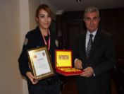 Atışta Türkiye 3.'sü Bayan Polise Emniyet Müdüründen Hediye