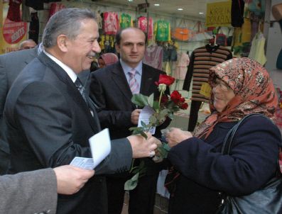 SERENLI - Rize'de 5 Bin Gül Dağıttılar