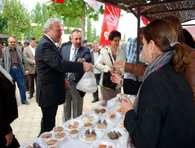 MAZLUM NURLU - Salihli Chp Kadın Kolları Kermes Düzenledi