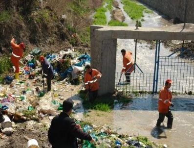 Van Belediyesi'nden Dere Temizliği