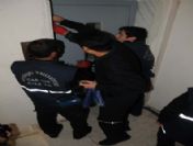 5 Yaşındaki Kızıyla Asansörde Mahsur Kaldı