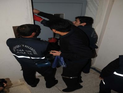 5 Yaşındaki Kızıyla Asansörde Mahsur Kaldı