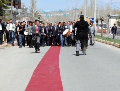 Hemşerileri kırmızı halı ile karşıladı