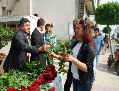 İskenderun'da 5 Bin Gül Dağıtıldı