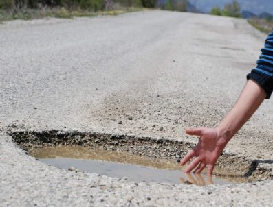 ÇAMKÖY - Yollardaki Çukurlar Kazaya Davetiye Çıkartıyor