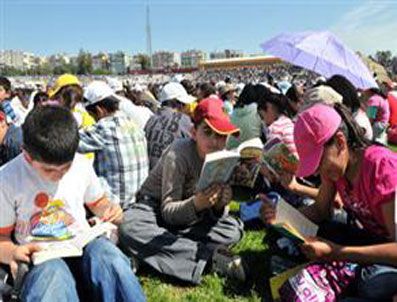 Aynı anda 15 bin kişi kitap okudu