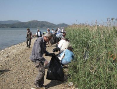 Kuş Cennetinden 2 Kamyon Çöp Toplandı
