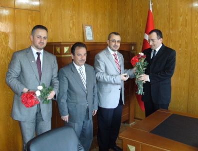 MUSTAFA KUTLU - Müftü 'Gül' Dağıttı