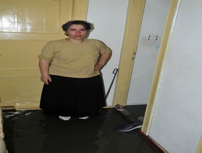 Tıkanan Kanalizasyon Engelli Ailenin Evine Doldu